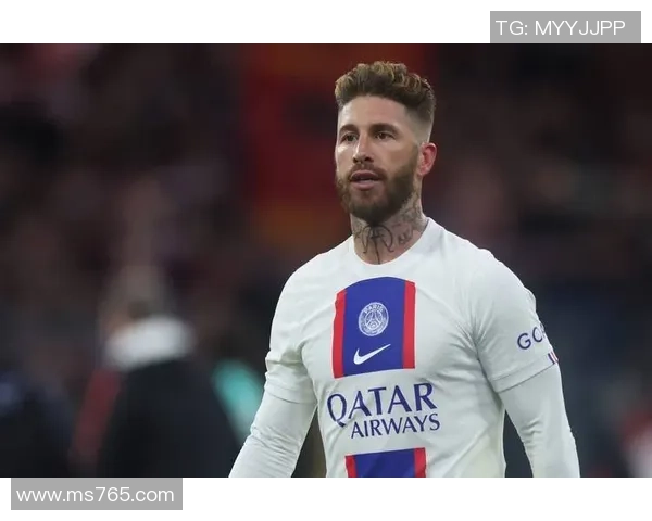 拉莫斯球星经典瞬间挂画 诠释足球传奇精神与荣耀时刻