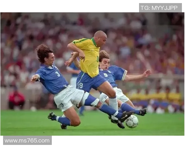 足球巨星们的传奇人生：从球场拼搏到社会责任的榜样故事