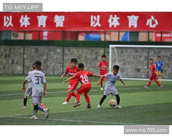 从瘦小孩到绿茵巨星见证足球少年逆袭成长之路